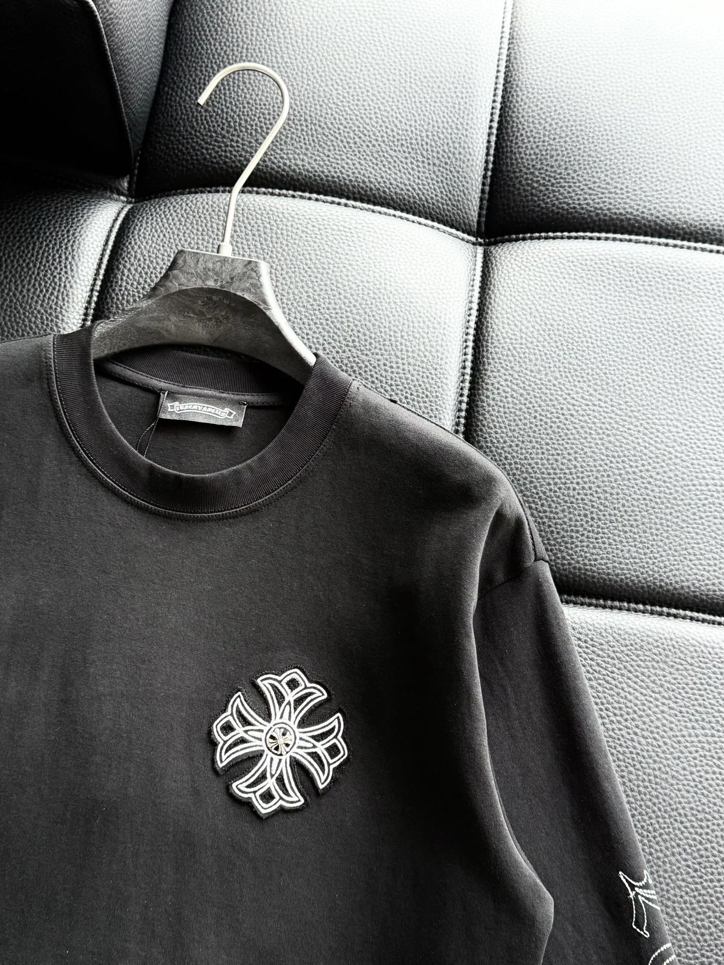 P408 💰ChromeHearts Chrome Heart Round Neck Sweater Long Sleeve The pursuit of quality guarantees the absolute quality! Using double-sided cotton fabric, the texture is clearly visible, the texture is soft, delicate and smooth, custom three-dimensional embroidery ➕ patchwork and leather craftsmanship, full of drape! The workmanship is fine and the shoulder lines are smooth. All imported chain machines are used to make the shoulder rolling strips. It has a certain thickness and is not made of cheap material but has a shiny feel that is comfortable and not tight on the upper body. It is the most avant-garde street item that can be easily matched by both men and women!  Color: black white Size: m-3xl Style number: 3582